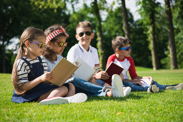 Children reading books in park - Valokuva, kuva