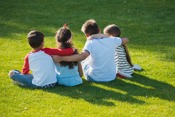 Children sitting in park - Valokuva, kuva
