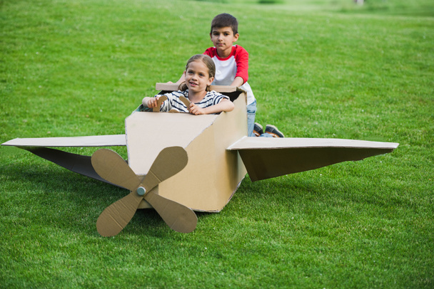 Çocuklar oyuncak uçak ile oyun - Fotoğraf, Görsel