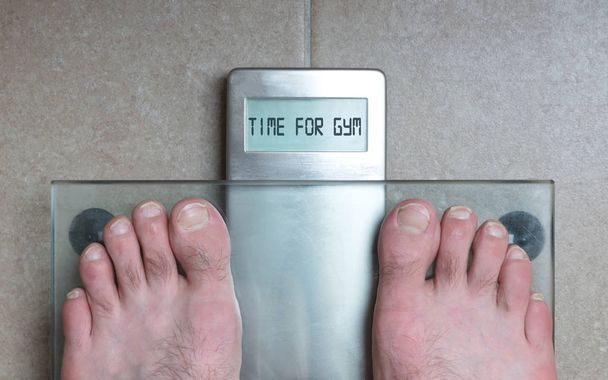 Los pies del hombre en la escala de peso - Tiempo para el gimnasio
 - Foto, Imagen