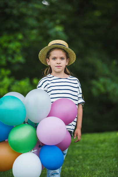 дівчина з повітряними кулями в парку
 - Фото, зображення