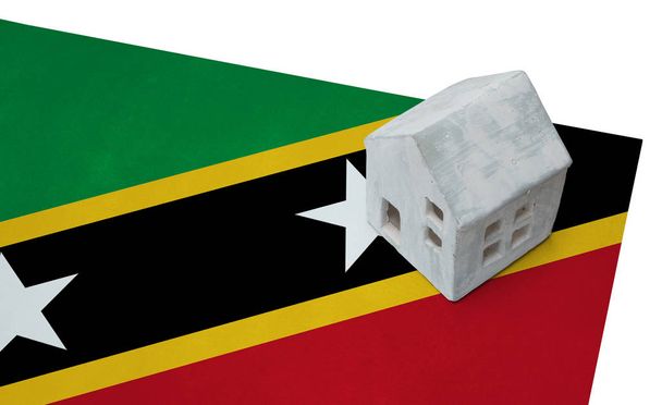 Bir bayrak - Saint Kitts ve Nevis üzerinde küçük ev - Fotoğraf, Görsel