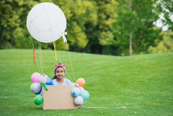 Menina em balão de ar quente
 - Foto, Imagem