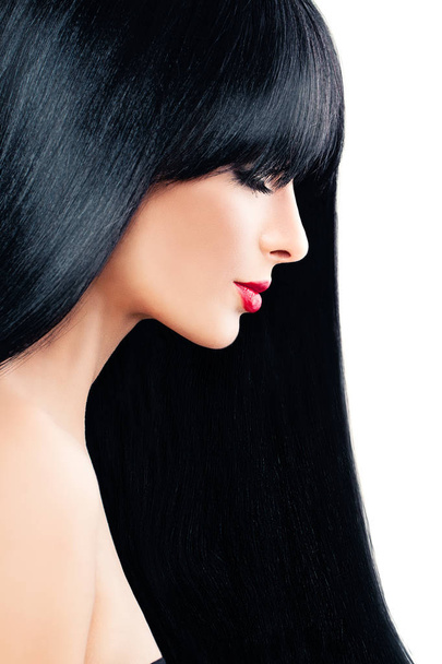 Koncepcja Pielęgnacja włosów. Piękna Brunetka kobieta z czarnymi włosami  - Zdjęcie, obraz
