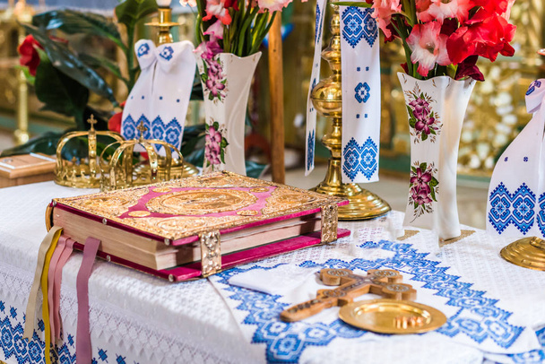 Coroas e Escritura no altar
 - Foto, Imagem