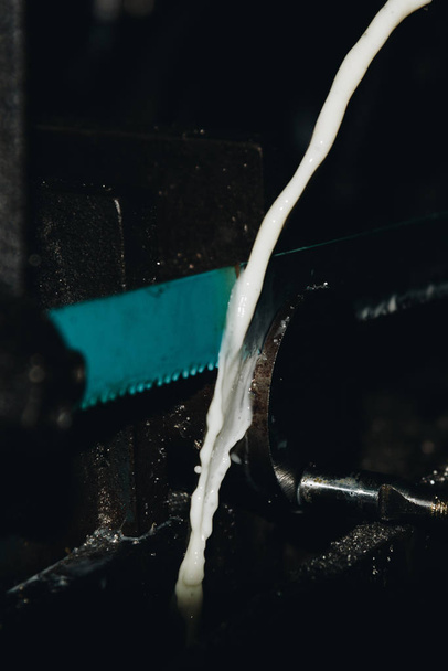 Взломочная пильная машина работает для резки металла
 - Фото, изображение