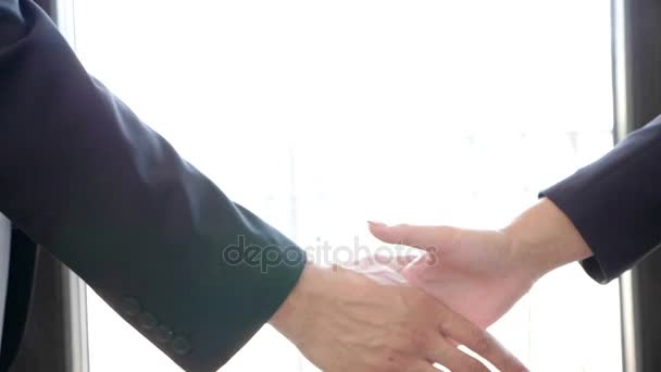 Trato hecho. Movimiento lento de la mano temblando entre un hombre de negocios y una mujer de negocios
 - Imágenes, Vídeo