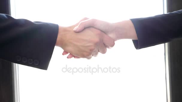 Медленное движение рукопожатия между мужчиной и женщиной в костюме
 - Кадры, видео