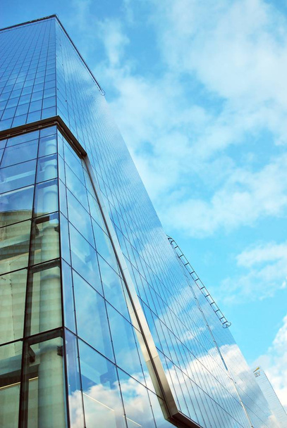 Moderní budova Moderní kancelářská budova s fasádou ze skla - Fotografie, Obrázek