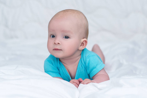 adorável bebê menina ou menino em camisa azul com grandes olhos azuis, indo
 - Foto, Imagem