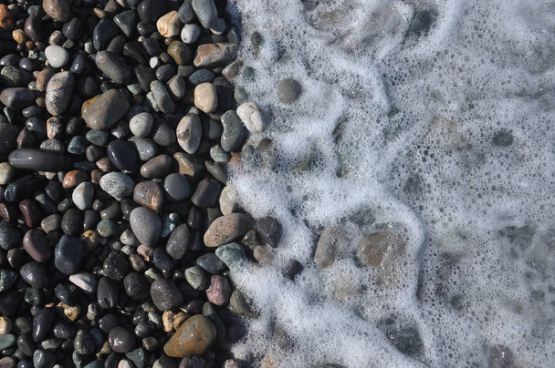 Чорне море. Хвилі в пральних вниз кам'янистий пляж в Грузії. - Фото, зображення