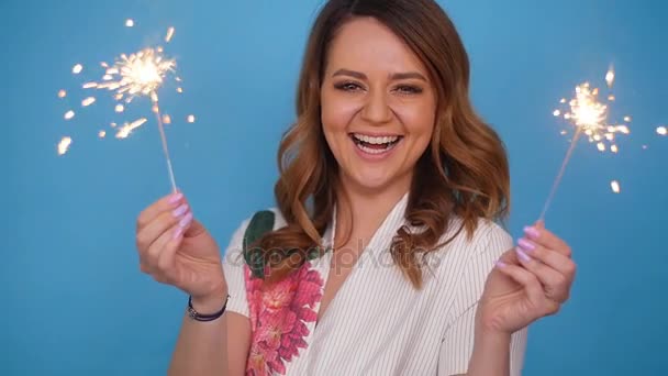 Jonge aantrekkelijke vieren vrouw houden sparkles - Video