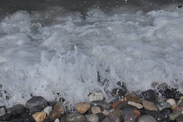 Чорне море. Хвилі в пральних вниз кам'янистий пляж в Грузії - Фото, зображення
