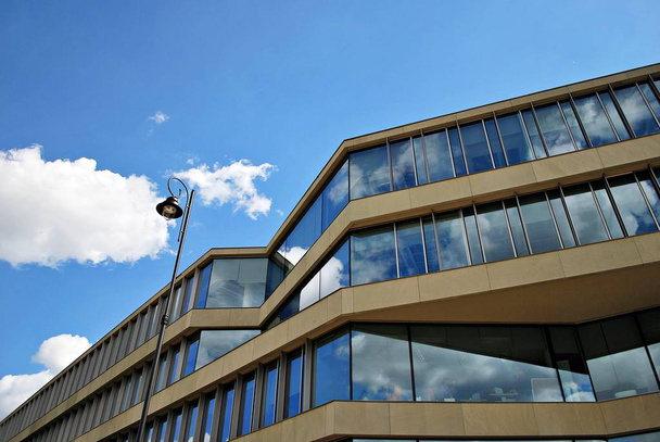 Modern bina. Camdan yapılmış modern ofis binası. - Fotoğraf, Görsel