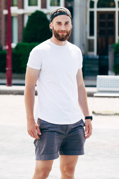 Modelo com barba vestindo t-shirt branca em branco com espaço para yo
 - Foto, Imagem