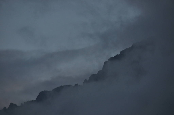 Lumi-rajattu vuoret Kazbek aamunkoitteessa ja laaksossa alla, jossa on kirkko siete Trinity. Georgia
. - Valokuva, kuva