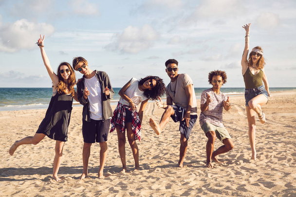 group of smiling friends wearing summer clothes - Fotoğraf, Görsel