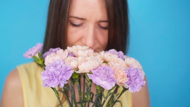 Beautiful woman with bouquet - Footage, Video