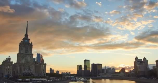 Міський пейзаж на заході сонця з переміщенням хмар та офісних будівель на задньому плані
 - Кадри, відео