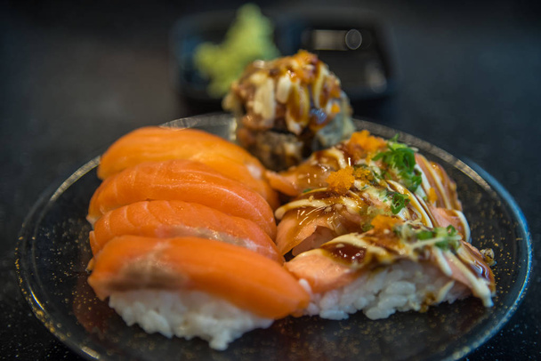 Comida japonesa en diferentes tipos de sushi
 - Foto, imagen