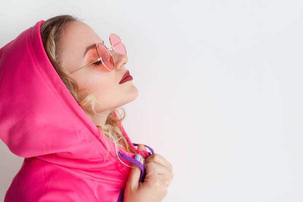 Hipster girl in pink hoodie posing - Foto, imagen