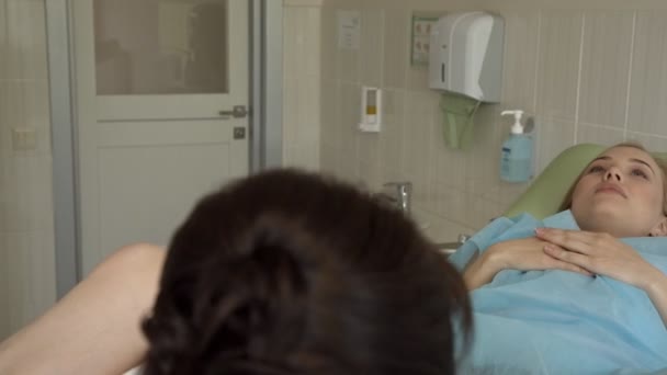 Женщина-гинеколог осматривает пациента и берет мазок для анализа
. - Кадры, видео