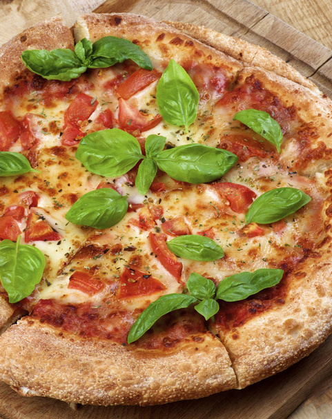 hausgemachte Margherita-Pizza - Foto, Bild