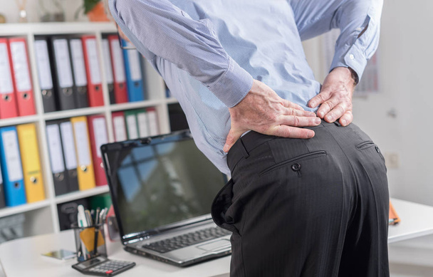 Geschäftsmann leidet unter Rückenschmerzen - Foto, Bild