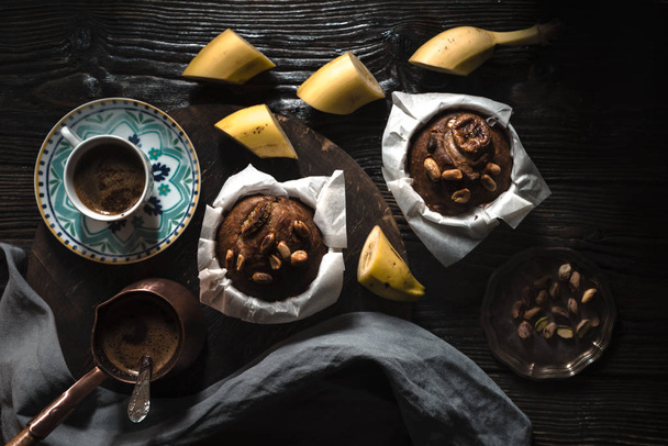 Banana cupcakes and coffee on the wooden table horizontal - Fotoğraf, Görsel
