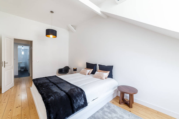 Appartement moderne avec murs blancs et sol en bois clair
 - Photo, image