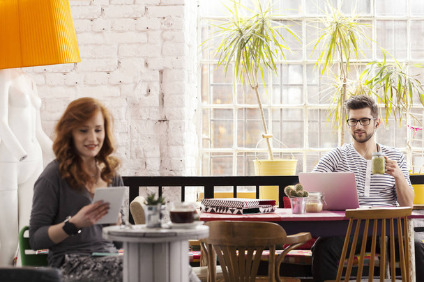Two hipsters working in modern cafe - Zdjęcie, obraz