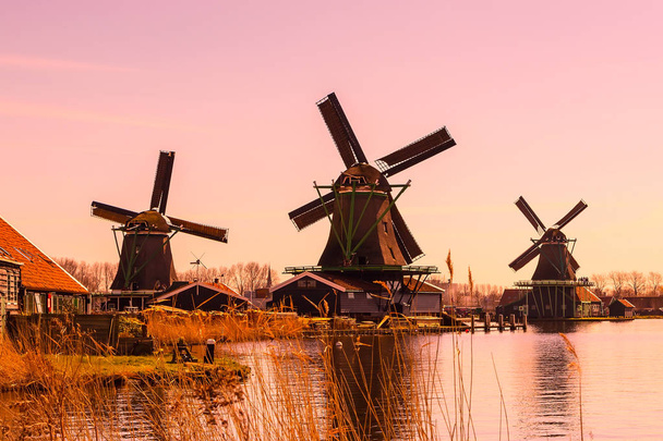 Panorama met windmolens op de Zaanse Schans, traditioneel dorp, Nederland, Noord-Holland - Foto, afbeelding