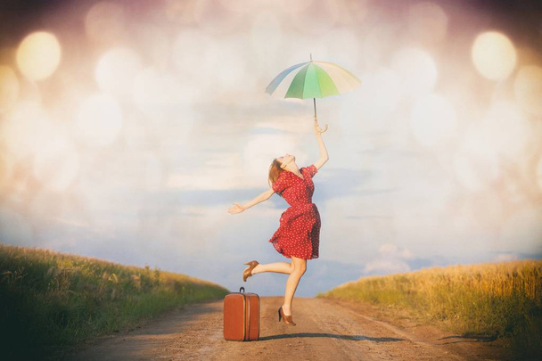 vrouw met koffer en paraplu - Foto, afbeelding