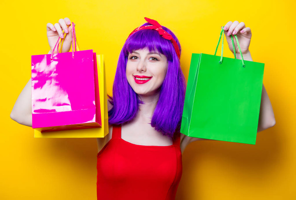 mujer joven con bolsas de compras - Foto, Imagen