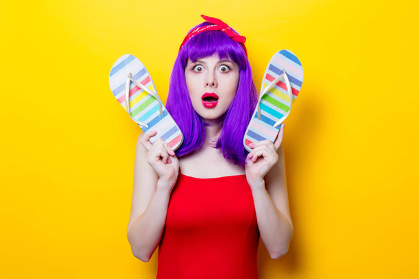 mujer joven con chanclas de colores
 - Foto, Imagen