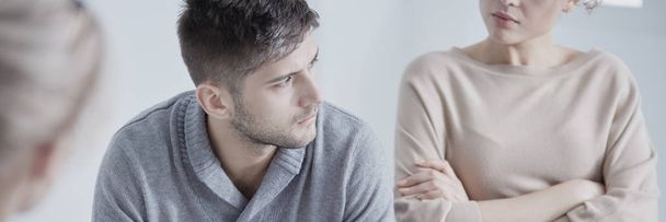 Man listening to marital therapist - Foto, afbeelding