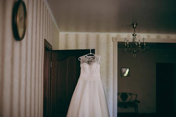 Красиві весільні сукні нареченої окремо
 - Фото, зображення