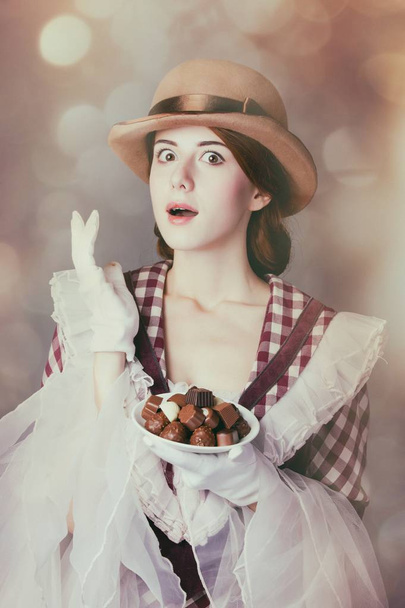 gyönyörű fiatal nő, vintage ruha  - Fotó, kép