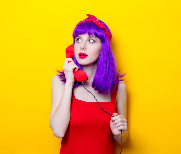 mujer joven con auricular rojo
 - Foto, Imagen