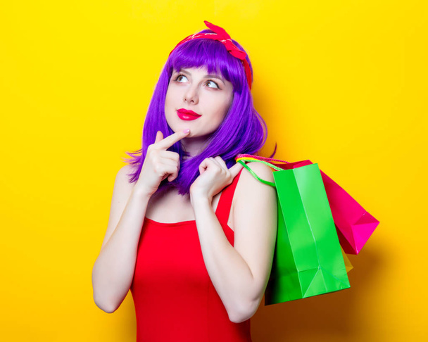 νεαρή γυναίκα με τσάντες για ψώνια - Φωτογραφία, εικόνα