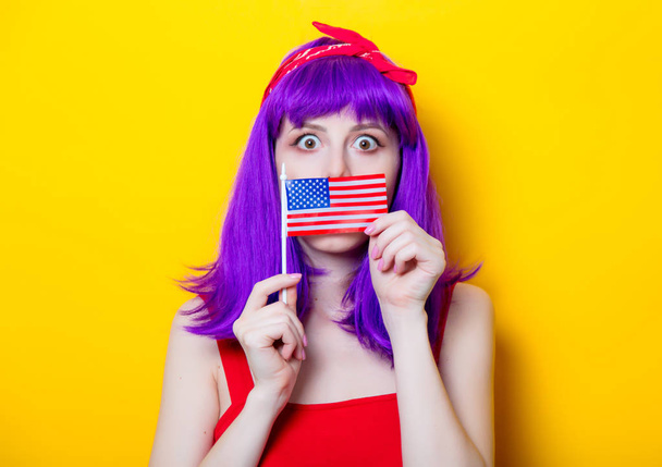 Mujer joven sosteniendo bandera de EE.UU.
  - Foto, Imagen