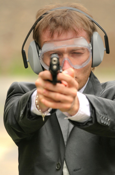 Hombre de negocios disparando
 - Foto, Imagen