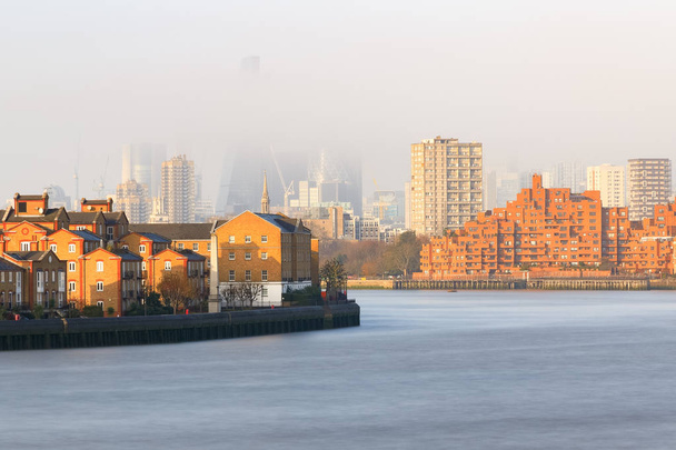 Ομιχλώδης θέα της πόλης του Λονδίνου - Φωτογραφία, εικόνα