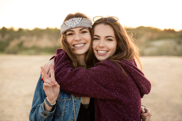 Two young hipster girls embracing each other - Foto, Imagen