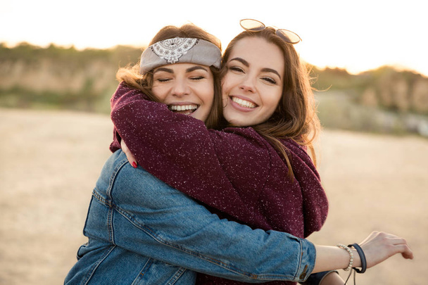Два улыбающихся дружка обнимают друг друга
 - Фото, изображение