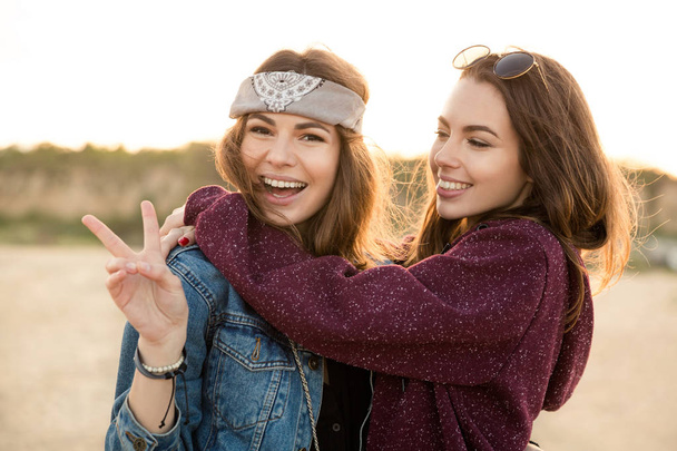 Dos chicas hipster jóvenes abrazándose
 - Foto, Imagen