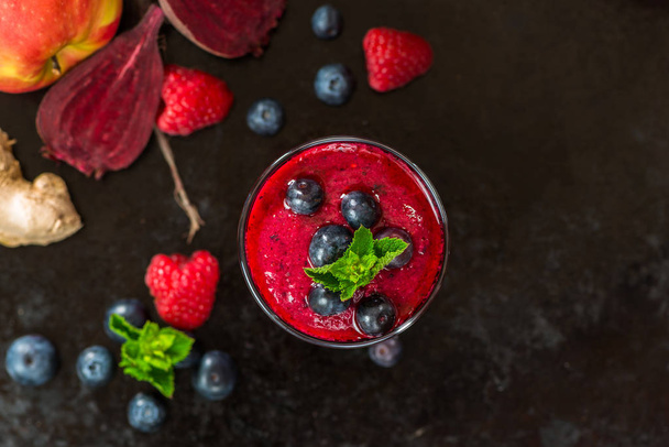 Beetroot, apple, ginger and berries smoothie - Фото, изображение