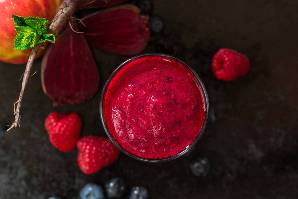 Beetroot, apple, ginger and berries smoothie - Foto, afbeelding