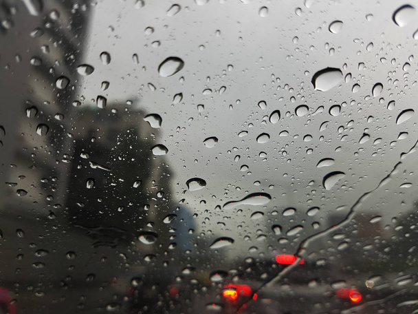 Atasco de tráfico en día de lluvia
 - Foto, Imagen