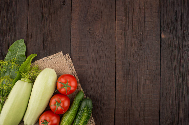 Verduras maduras sobre una vieja mesa de madera
.  - Foto, Imagen